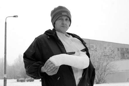 Danuta Chmielarz złamała rękę w czasie przedzierania się przez osiedle. Rehabilitacja potrwa jeszcze kilka tygodni.