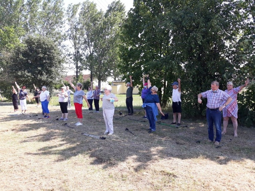 Gmina Niechlów. Seniorzy pod okiem trenera i instruktora ćwiczyli na siłowni zewnętrznej. Pozyskali dotację na te zajęcia [ZDJĘCIA]