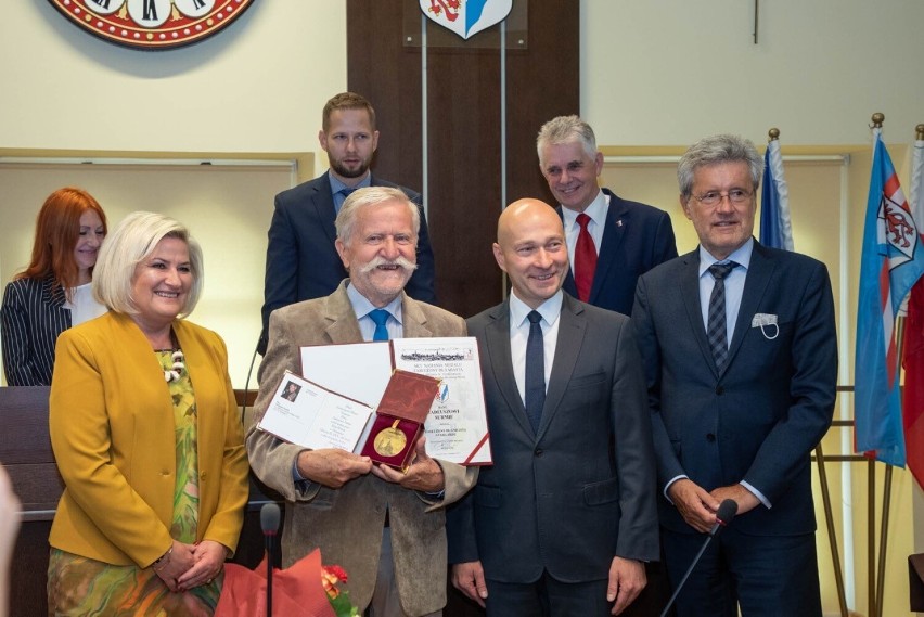 Tadeusz Surma, obok zastępca prezydenta Stargardu Ewa Sowa,...