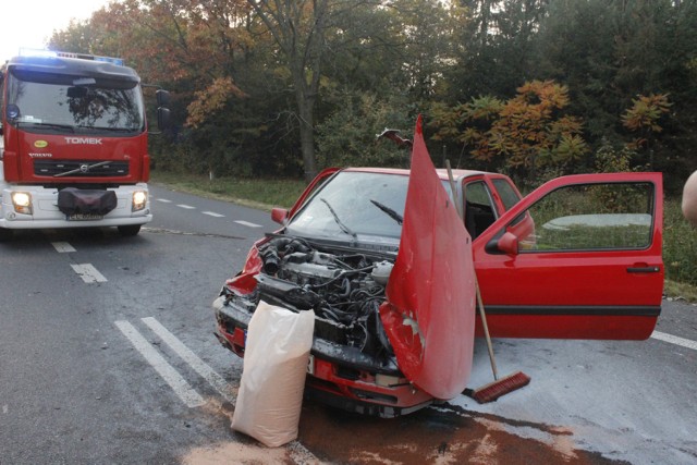 Na Strykowskiej pijany kierowca golfa wjechał pod tira