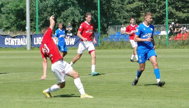W tej akcji Marcin Bartoń (z lewej) strzelił swojego drugiego gola w meczu wiślackiej drużyny rezerw z zespołem Centralnej Ligi Juniorów U-19