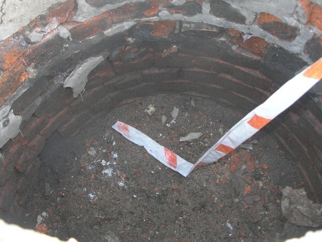 Pies wpadł do niezazbepieczonej studni w centurm Wejherowa