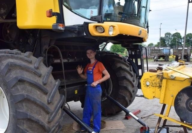 Jakub Simson pracował w gospodarstwie rolno-handlowym  Agro Wronie.  Pomagał m.in. przy naprawie maszyn rolniczych