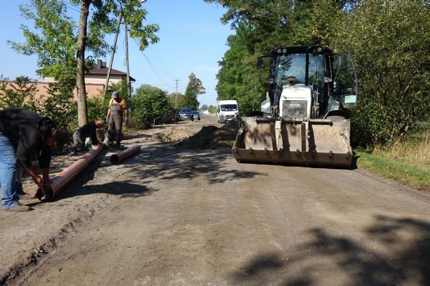Gmina Bełchatów: Ekipy remontowe na drogach. Roboty trwają