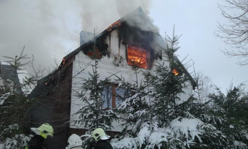 Pożar w Radziechowach: poparzeni strażacy