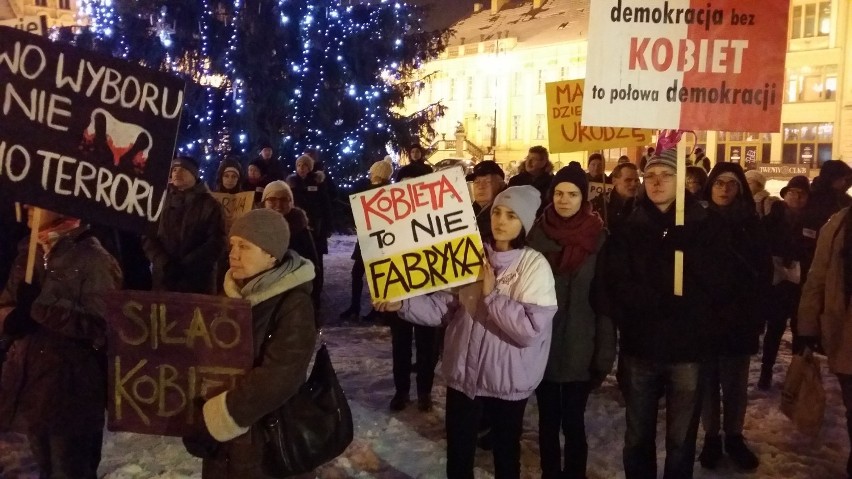 Czarna Środa w Bydgoszczy. Kobiety protestują: "Martwa dziecka nie urodzę" [zdjęcia, wideo]