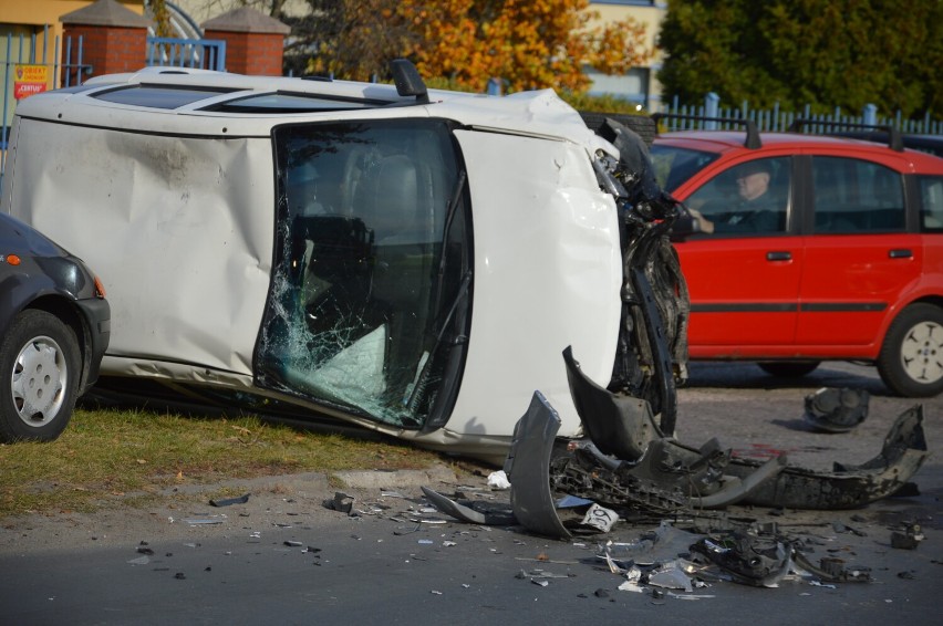 Wypadek w Skierniewicach. Jeden z samochodów przewrócił się na bok