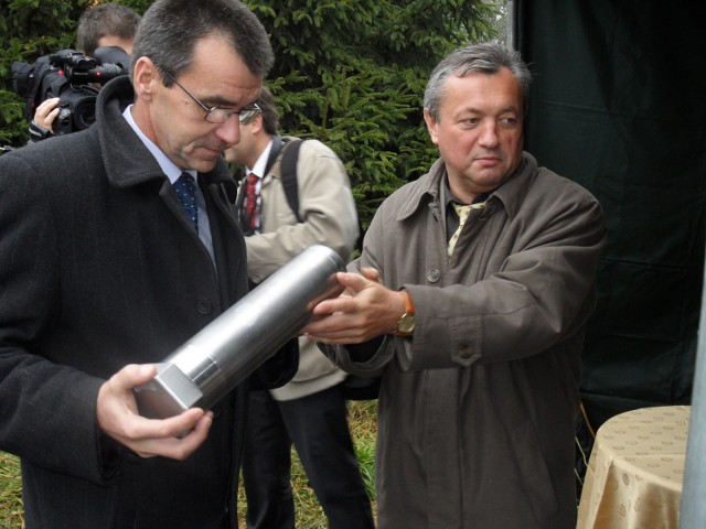 Dyrektor skansenu Bogdan Kuboszek (z lewej) z tubusem, w którym znalazły się m.in. akt erekcyjny i egzemplarz Polski Dziennika Zachodniego