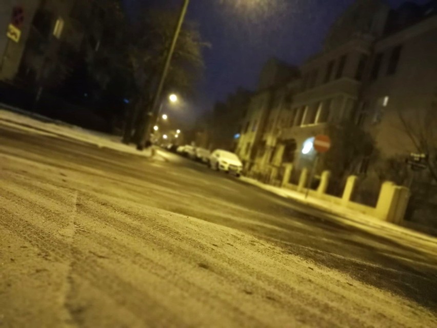 Od rana w Bydgoszczy pada śnieg. Na chodnikach i ulicach...
