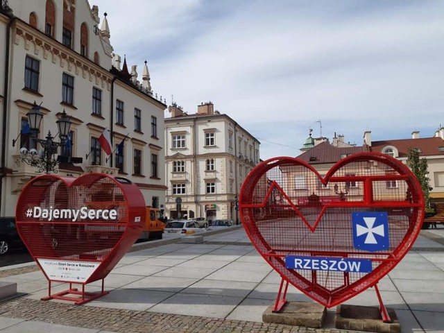 Obok ratusza na Rynku stanęły dwa kosze w kształcie serca. W Rzeszowie ma być ich więcej