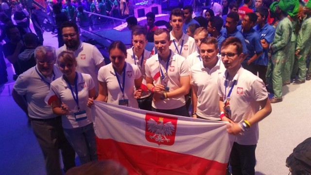 Uczniowie z powiatu kraśnickiego ze srebrnym medalem na olimpiadzie robotycznej w Waszyngtonie [/a]

Polska zdobyła srebrny medal na olimpiadzie robotycznej First Global Challenge w Waszyngtonie. Drużynę tworzą uczniowie z powiatu kraśnickiego.