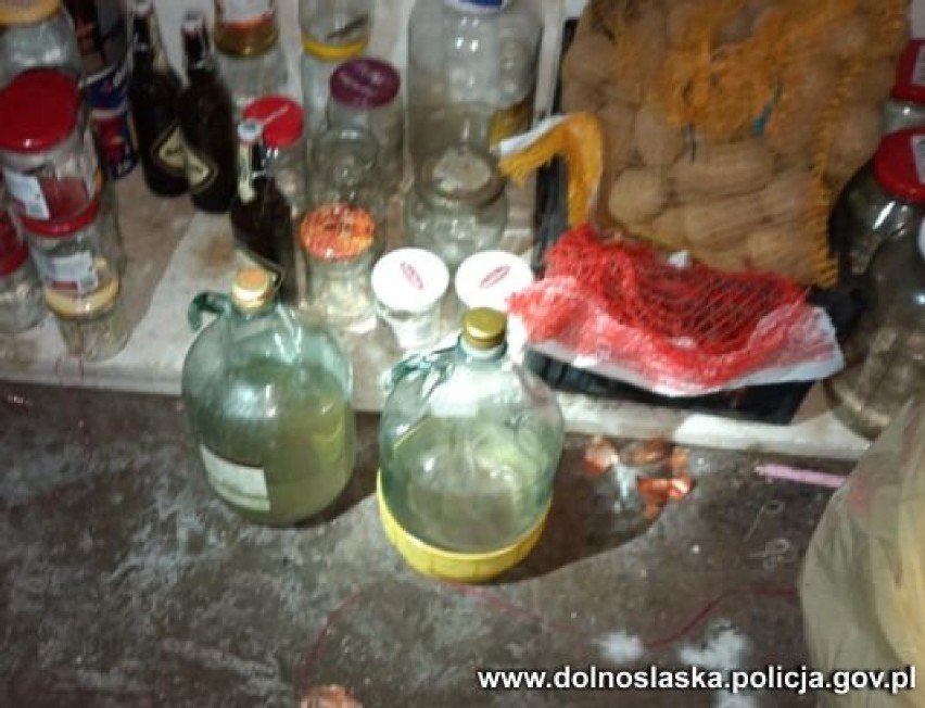 Bardo: policjanci zlikwidowali domową produkcję alkoholu