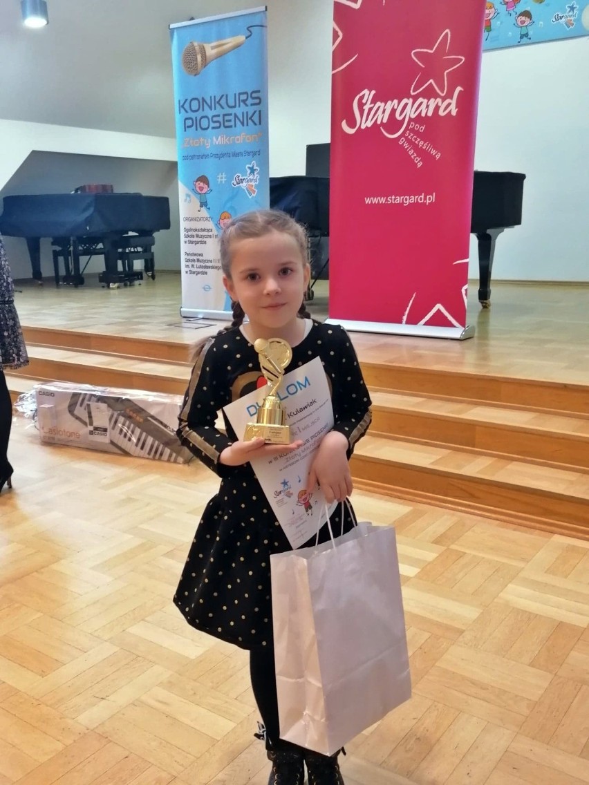 Gabrysia z zerówki w stargardzkiej trójce wygrała konkurs piosenki "Złoty Mikrofon" w stargardzkiej szkole muzycznej