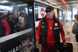 Polscy piłkarze wrócili do Warszawy. Na lotnisku przywitali ich wierni kibice