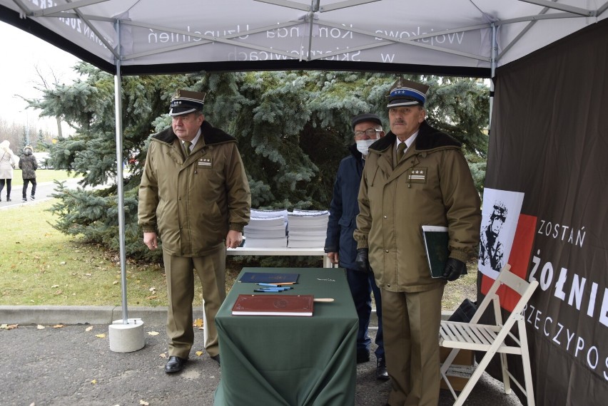 Na stulecie garnizonu pułkowy sztandar wrócił do Skierniewic