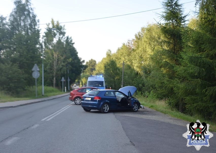 Czołowe zderzenie w Jedlinie-Zdroju. Trzy osoby trafiły do szpitala [ZDJĘCIA]