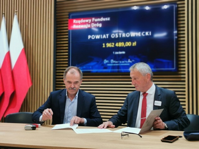 Umowę na dofinansowanie w Urzędzie Wojewódzkim, podpisali wojewoda Zbigniew Koniusz i wicestarosta Andrzej Jabłoński.