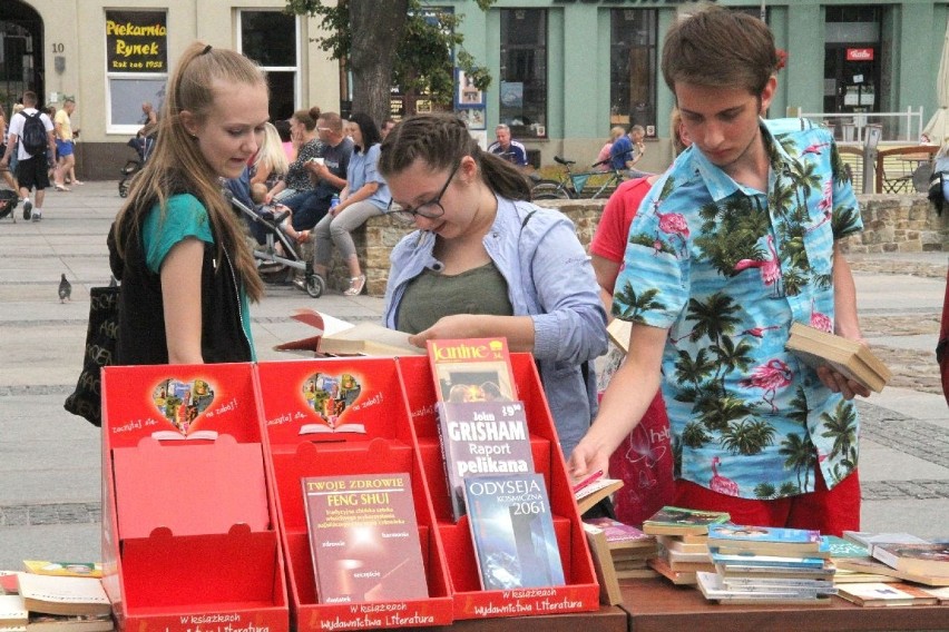 Na kieleckim Rynku uwalniali książki. Chętnych było mnóstwo!