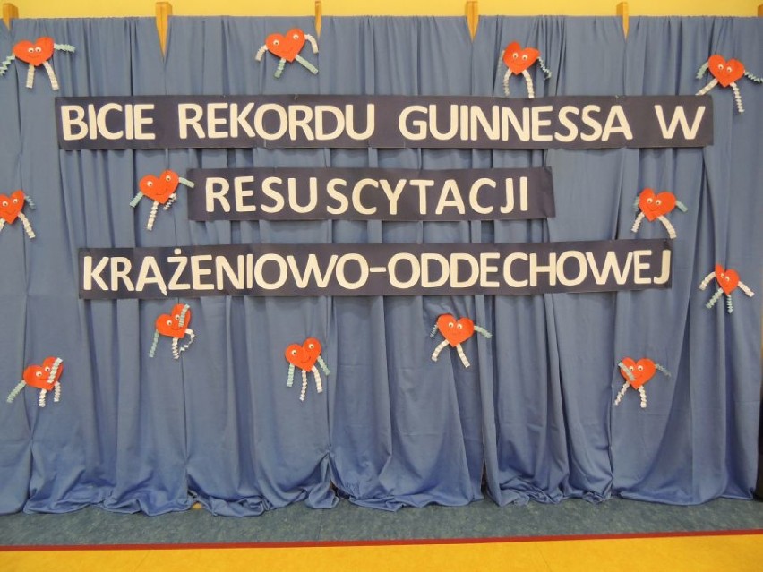 Bicie Rekordu Guinnessa w resuscytacji w Szkole Podstawowej nr 13 w Zduńskiej Woli [zdjęcia]