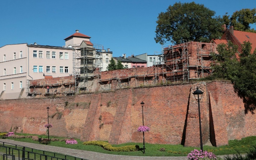 Trwają prace przy konserwacji murów miejskich w Grudziądzu