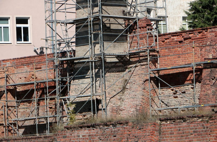 Trwają prace przy konserwacji murów miejskich w Grudziądzu