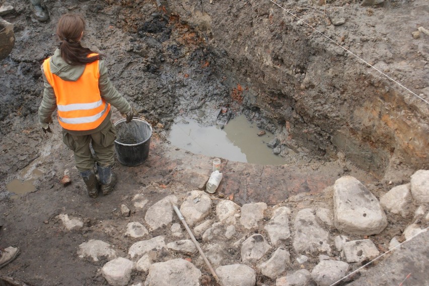 Na Głównym Rynku w Kaliszu archeolodzy odkryli dawną studnię