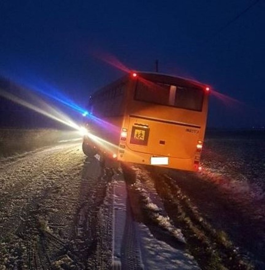 Autobus szkolny w rowie Stare Miasto