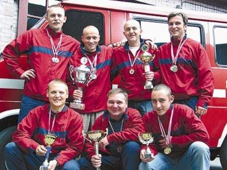 Nagrodzeni strażacy: Paweł Praus, Piotr Rybicki, Marcin Błoński oraz (w dolnym rzędzie)  Przemysław Rubiński, Rafał Niejodek, Grzegorz Batko, Artur Rachel