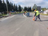 Zduńska Wola. Powiatowe służby odnawiają oznakowanie na drogach. ZDJĘCIA, FILM