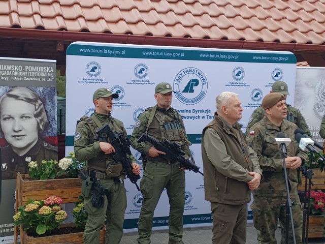 Strażnicy leśni z karabinkami Grot