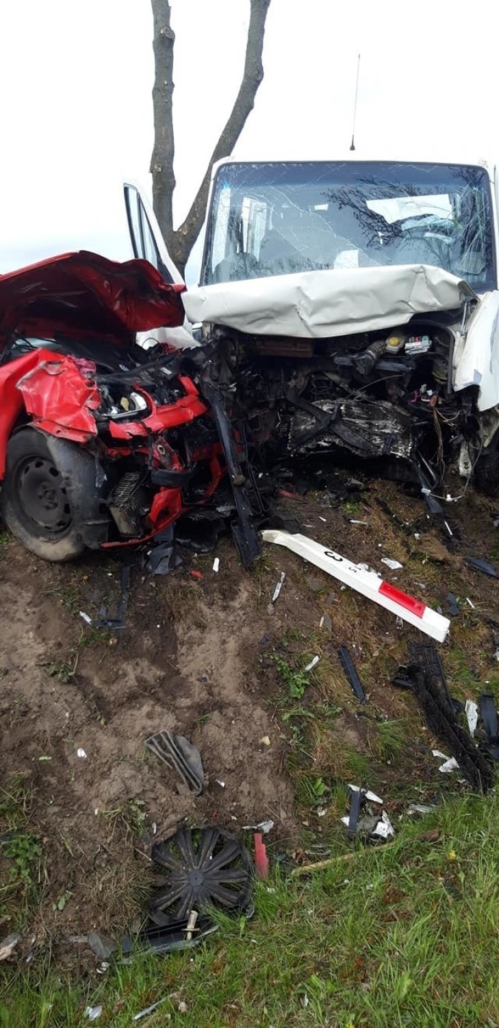 Tragiczny wypadek w powiecie pajęczańskim. Bus zderzył się z osobówką. Dwie ofiary śmiertelne FOTO