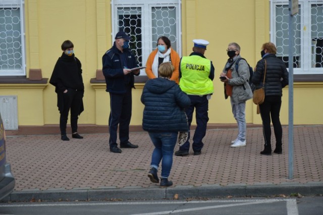 Grupa mieszkanek Zduńskiej Woli protestowała przeciw wyrokowi, jaki Trybunał Konstytucyjny wydał w sprawie aborcji. Skończyło się to policyjną interwencją i zapowiedzią wszczęcia postępowania. Początek kolejnego spotkania w ramach protestacyjnej akcji zapowiedziany jest na godz. 17.