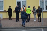 Zduńska Wola. Policyjne siły przeciw grupie kobiet protestujących w sprawie aborcji ZDJĘCIA