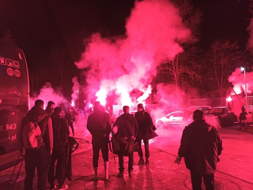 Szczecin. Kibice Wilków Morskich powitali w nocy zwycięską drużynę. ZDJĘCIA, WIDEO