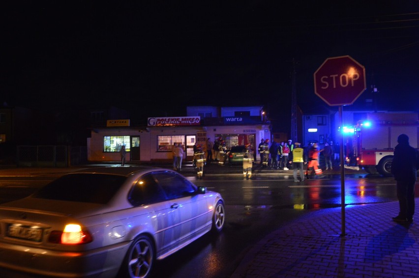 Wypadek na skrzyżowaniu ul. Dzieci Polskich z Warszawską w Tomaszowie. Samochód uderzył w budynek [ZDJĘCIA]