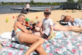 Plażowicze na kąpielisku "Słoneczko" w Piotrkowie i nad Zalewem Cieszanowickim. Wakacyjna pogoda sprzyjała odpoczywaniu nad wodą  ZDJĘCIA