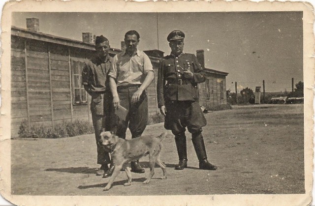 Ciebłowice, 1943 r. Baudienst. Z prawej strony komendant Fischer, z lewej w czapce Aleksander Kobalczyk