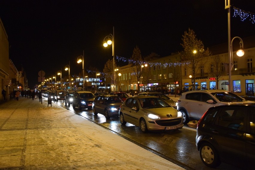 Paraliż komunikacyjny w Częstochowie. Gigantyczne korki wynikiem dzisiejszej burzy śnieżnej. Na drogach szklanka ZDJĘCIA