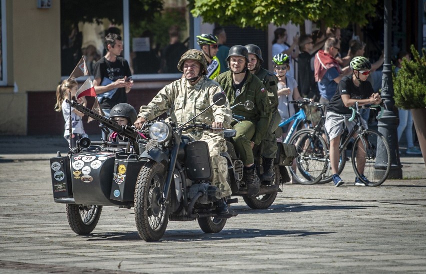 Parada wozów militarnych na darłowskim rynku