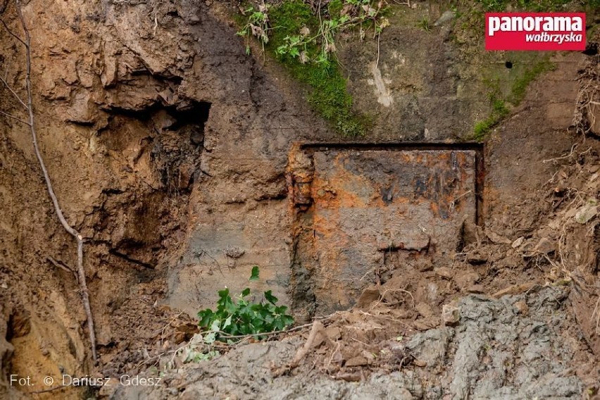 Odsłonięte wejście do podziemi kompleksu Riese na terenie...