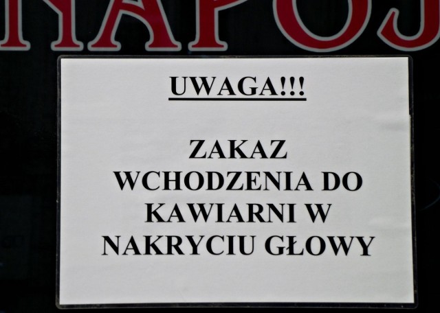 Zakaz wchodzenia do kawiarni w nakryciu głowy.
Fot. Dorota Michalczak