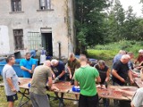 Wielkie przygotowania do Święta Karpia. Skrobanie ryb, wędzenie kiełbasy i przygotowanie dzików. To będzie prawdziwa uczta!