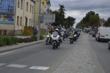 Parada motocykli w Sztumie część II: Kolumna motorów na ulicach centrum, na końcu zabytkowa nysa w barwach MO