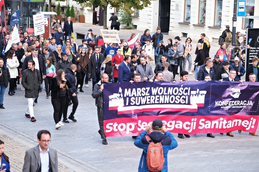 ''Stop segregacji sanitarnej''. Przez Warszawę przeszedł marsz antyszczepionkowców. Domagali się m.in. całkowitego zniesienia obostrzeń