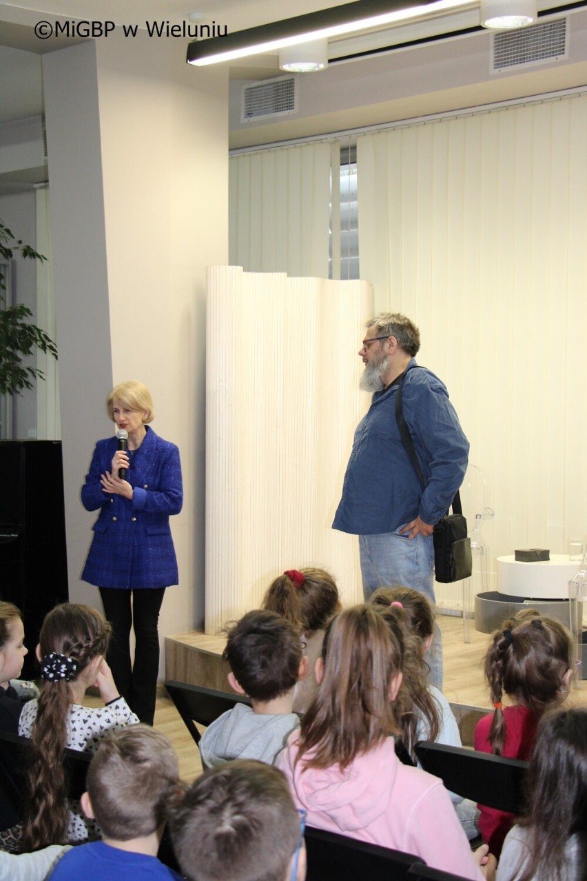 „Żarty się nie kończą! Zabawa literaturą”. Cykl ciekawych wydarzeń w miejskiej bibliotece w Wieluniu FOTO