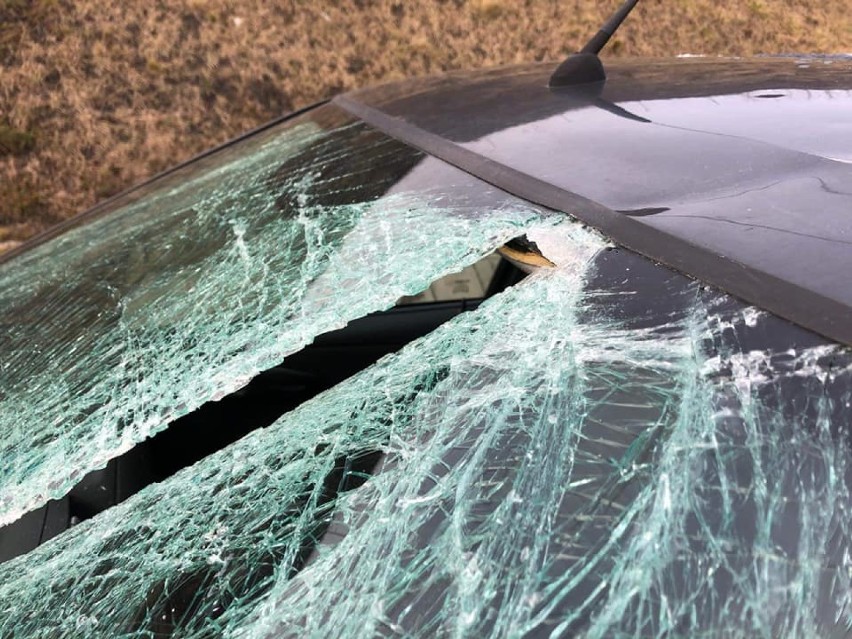 Rybnik, Świerklany: tafla lodu spadła na auto 34-latki  Rud....