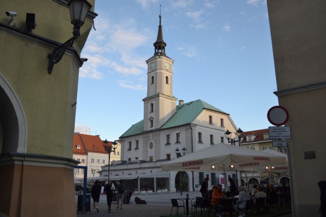 Starówka w Gliwicach jest wyłączona z ruchu kołowego, co ma pobudzić restauratorów do otwierania ogródków gastronomicznych.

Zobacz kolejne zdjęcia. Przesuwaj zdjęcia w prawo - naciśnij strzałkę lub przycisk NASTĘPNE