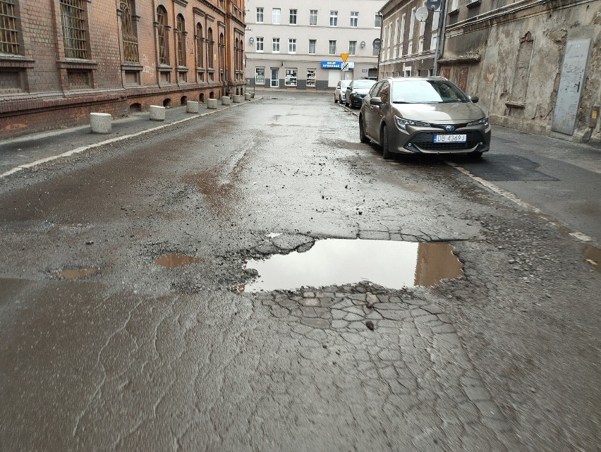 Dziurawe ulice w Wałbrzychu będą naprawiane gorącą masą...