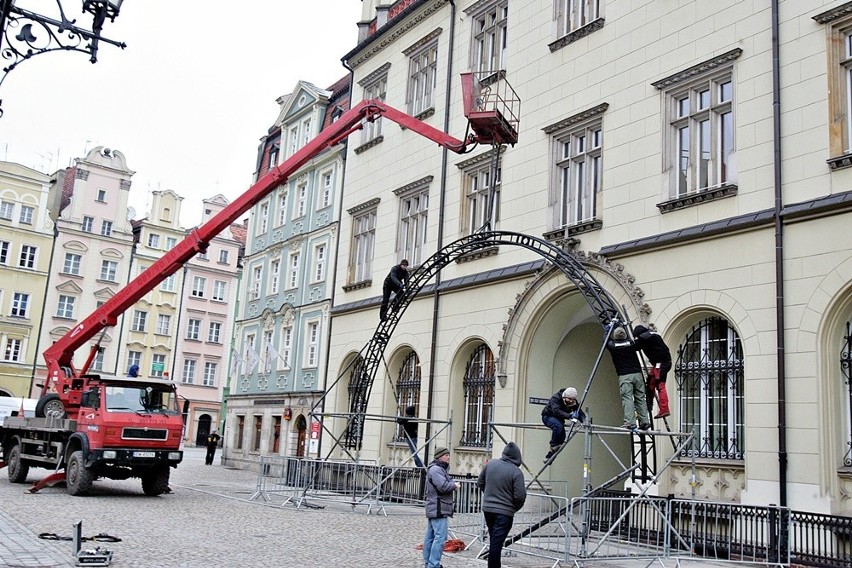 Sylwestrowa scena w Rynku prawie gotowa (ZDJĘCIA)