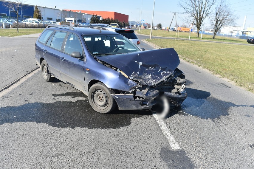 Leszno. Wypadek na Spółdzielczej. Fiat zderzył się z fordem, jedna osoba w szpitalu [ZDJĘCIA]